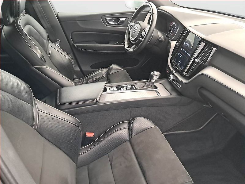Volvo XC60 (2018) R-Design D4 AWD - fotka 9 z 18
