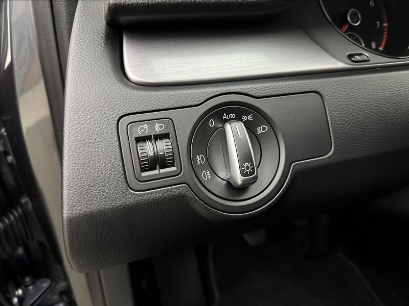 Volkswagen Passat 1,4 TSi NAVI SENZORY TAŽNÉ - fotka 8 z 36
