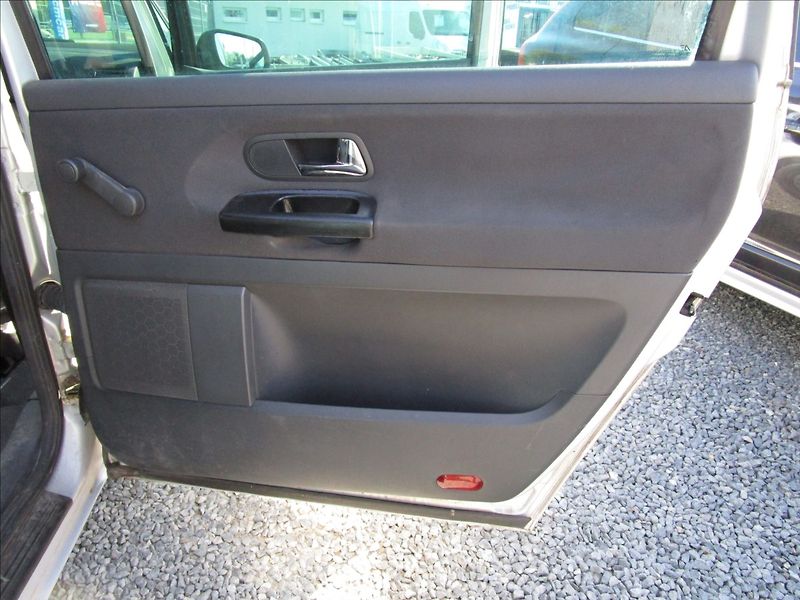 Volkswagen Sharan 1.9TDi aut. klima, 7 míst - fotka 23 z 43
