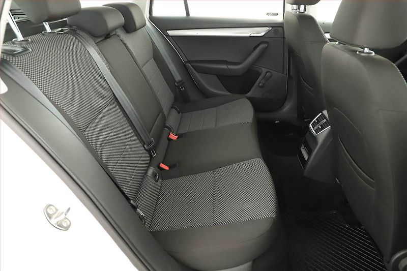 Škoda Octavia (2015) 1.6 TDI, Navi, Tempomat - fotka 7 z 15