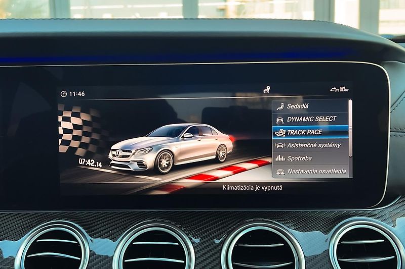Mercedes-Benz Třídy E (2017) E63S AMG 4Matic+ V8 Biturbo - fotka 84 z 99