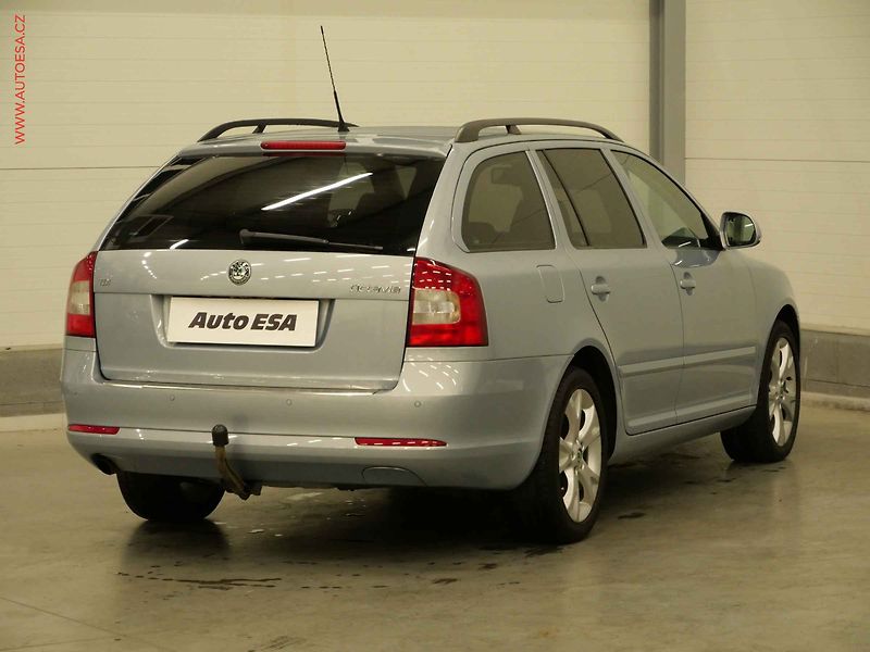 Škoda Octavia (2010) 1.6 TDi, Elegance, xenon - fotka 4 z 25