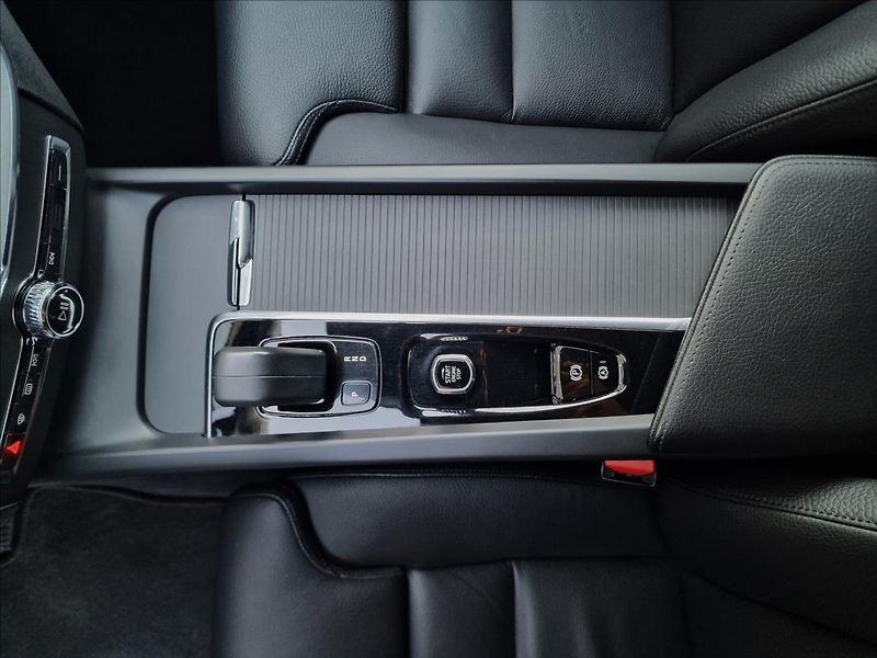 Volvo XC60 B5 AWD Momentum Pro,ČR,1.Maj. - fotka 34 z 50