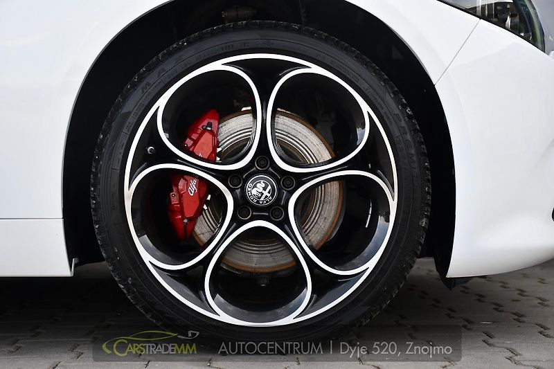 Alfa Romeo Giulia 2.0T 16V 206kW VELOCE AT8 Q4 - fotka 45 z 49