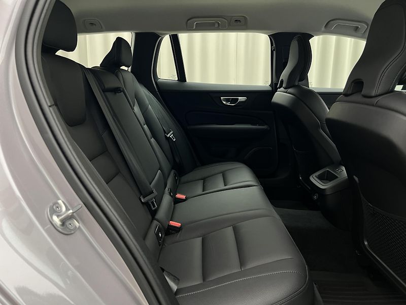 Volvo V60 B4 DARK PLUS 1. maj. - fotka 22 z 41