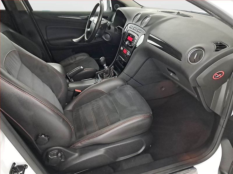 Ford Mondeo (2011) 2.2 TDCi, Xenony, Tempomat - fotka 9 z 18