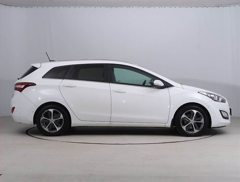 Hyundai i30 (2015) 1.6 CRDi, Serv.kniha, Navi - fotka 6 z 20