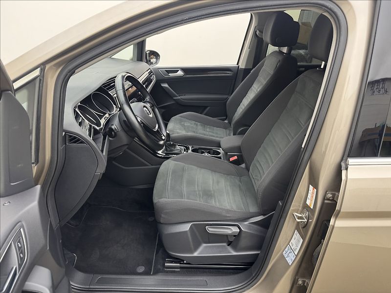 Volkswagen Touran 1,4 DSG KAMERA TAŽNÉ 1.MAJ ČR - fotka 28 z 38