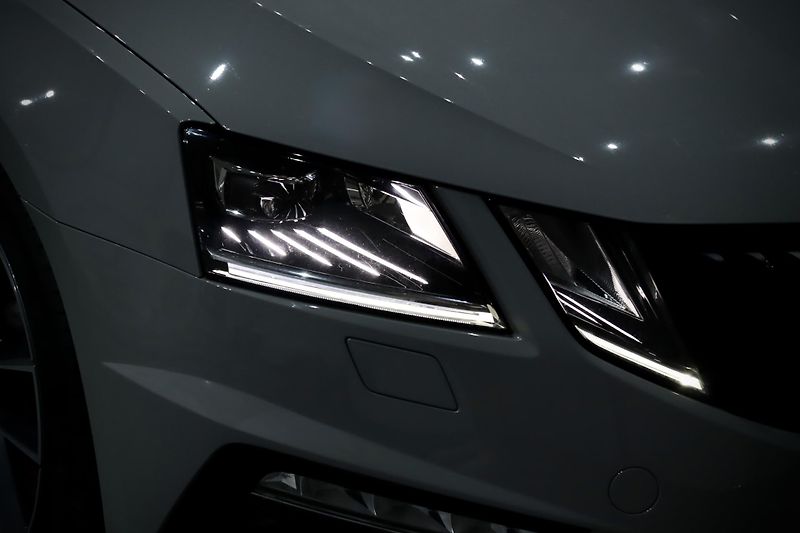 Škoda Octavia 3 FL 2.0 TSI 180 kW DSG RS - fotka 10 z 43
