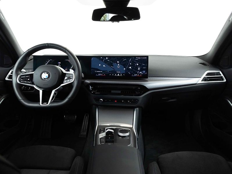 BMW Řada 3 330i xDrive Touring - fotka 12 z 21