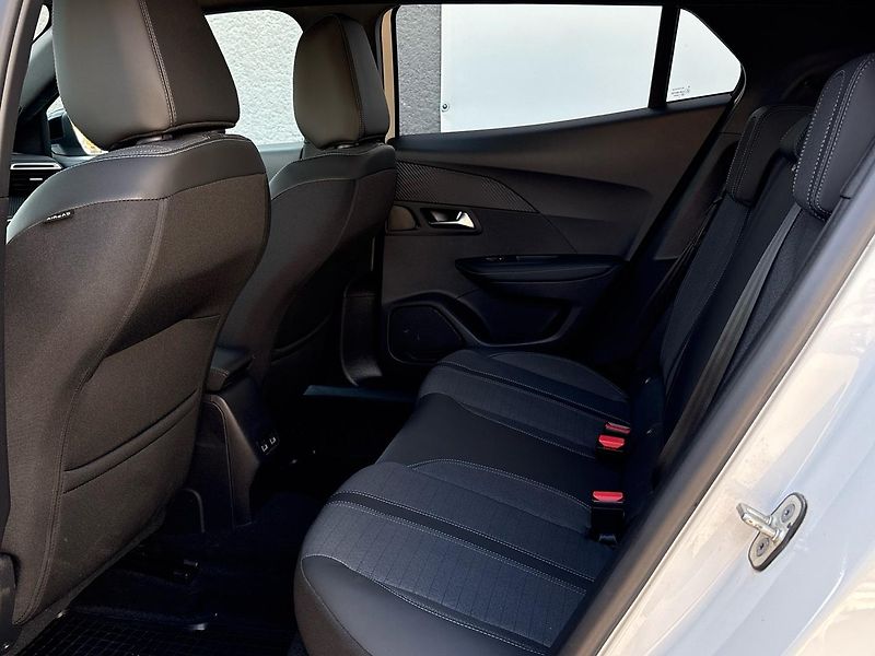 Peugeot 2008 (2023) AllurePack 1.2 PureTech EAT8 - fotka 7 z 37