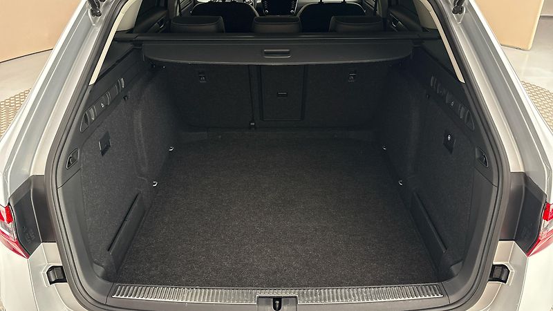 Škoda Superb 2.0 TDI DSG Style Combi - fotka 17 z 27