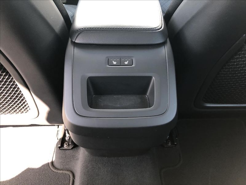 Volvo XC60 2,0 AWD MOMENTUM PRO  B4 - fotka 15 z 27