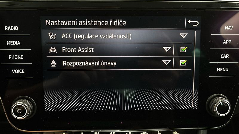Škoda Superb 2.0 TDI DSG Ambition Combi - fotka 23 z 26