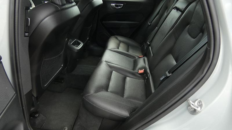 Volvo XC60 B4 mHEV AWD Plus Dark - fotka 19 z 23