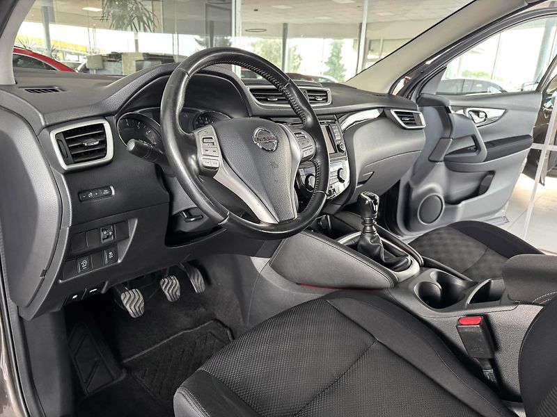 Nissan Qashqai 1,2DIG-T*Navi*Kamera*Tažné*ČR - fotka 11 z 32