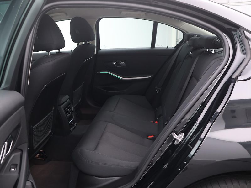BMW Řada 3 2,0 318i 115kW Aut Virtual LED - fotka 14 z 32
