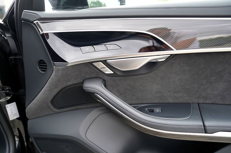 Audi S8 4.0 TFSI Quattro/B&O/Matrix/57 - fotka 24 z 48
