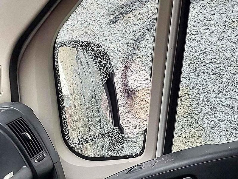 Rozbitá okna automobilů se vyskytla v mnoha částech Jablonce nad Nisou.