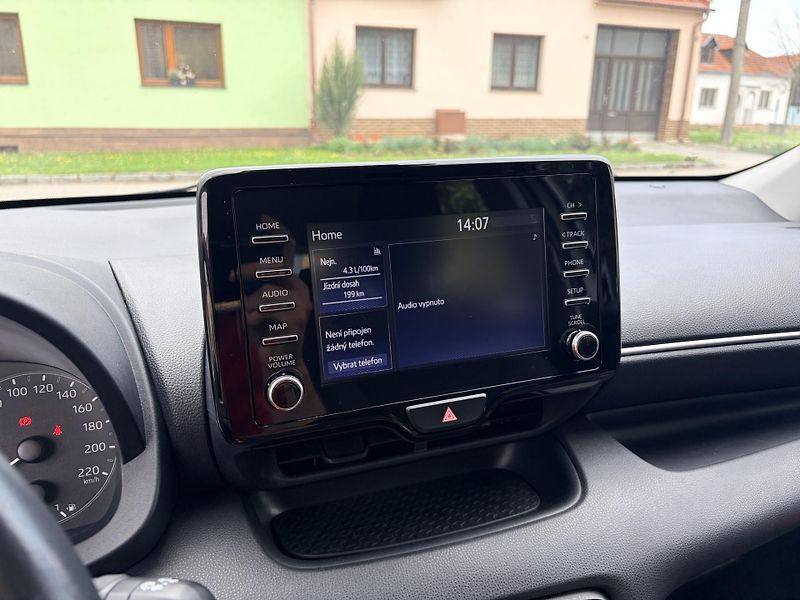 Toyota Yaris 1.5 VVT-i HYBRID - fotka 19 z 36