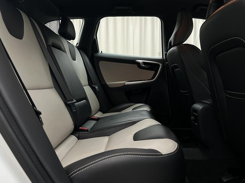 Volvo XC60 D5 AWD POLESTAR SUMMUM AUT  - fotka 17 z 38