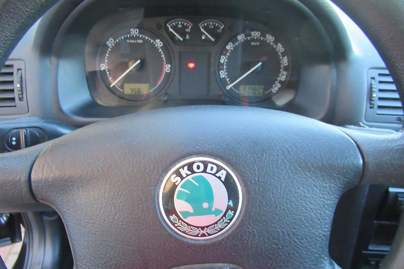 Škoda Octavia 1.9 TDi TOUR AUT. KLIMA TAŽNÉ - fotka 12 z 19