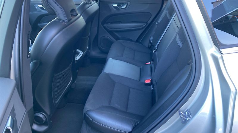 Volvo XC60 MOMENTUM PRO, B4 AWD, 145+10 k - fotka 10 z 30
