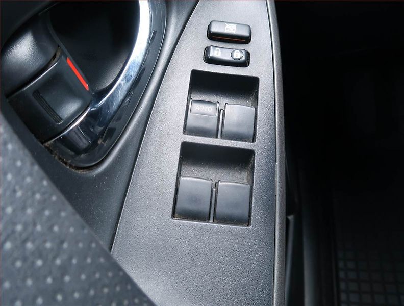 Toyota RAV4 (2011) 2.2 D-4D, 4X4, Tempomat - fotka 17 z 19