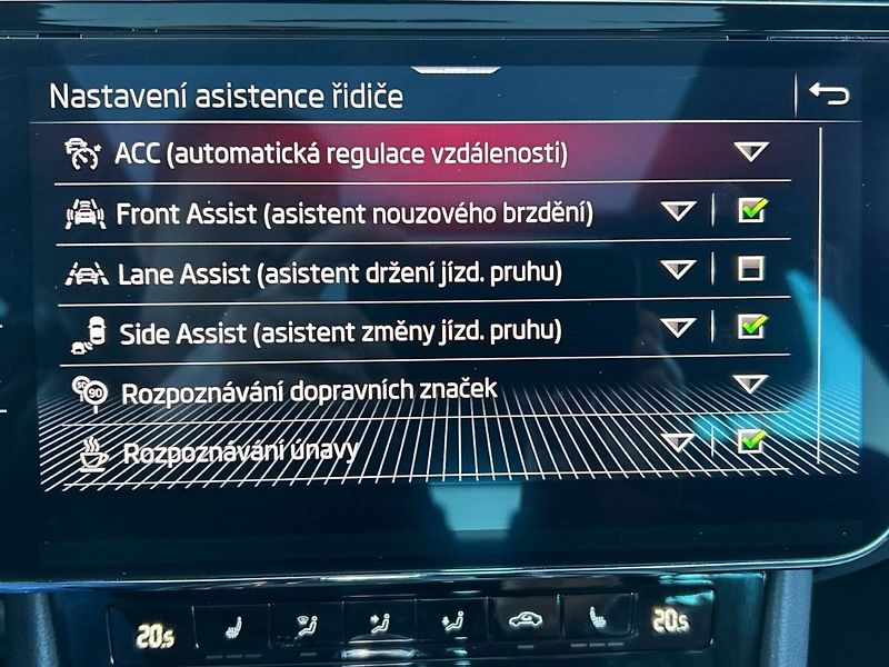 Škoda Superb (2021) kombi 2.0 TDI 7DSG 4x4 Laurin - fotka 13 z 35