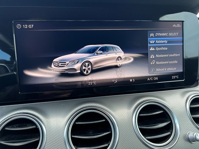 Mercedes-Benz Třídy E (2018) 2.0d AMG-line! Navi! Tažné! - fotka 33 z 42