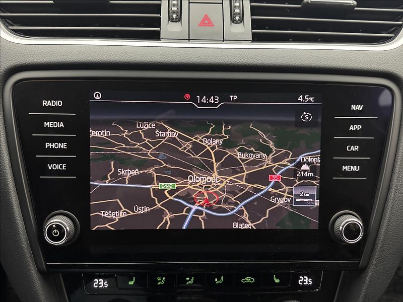 Škoda Octavia 2,0 LED STYLE NAVI KEYLESS CZ - fotka 25 z 42