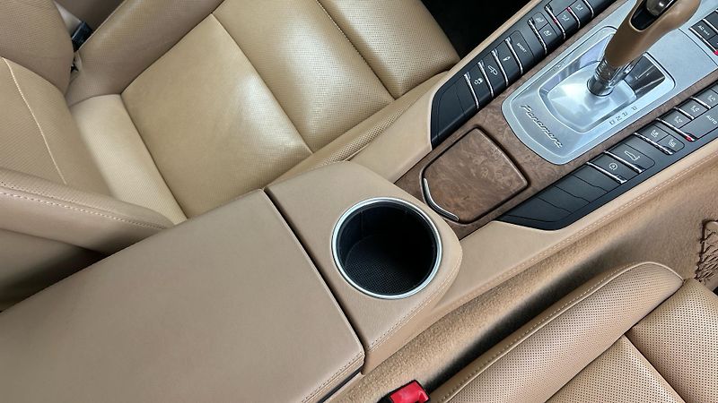 Porsche Panamera 4 - fotka 22 z 29