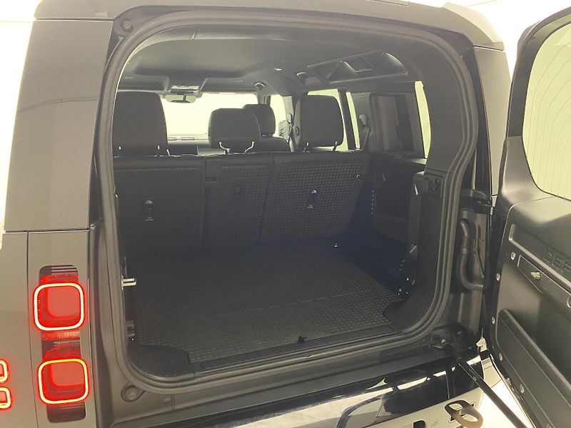 Land Rover Defender 110 D300 X-DYNAMIC SE AWD AUT  - fotka 6 z 46