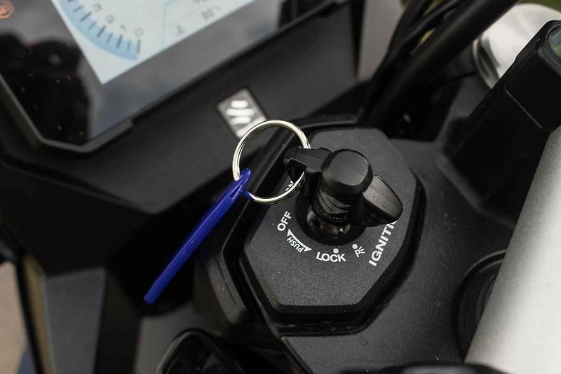 Na V-Strom může bez potíží usednout i jezdec menší postavy.