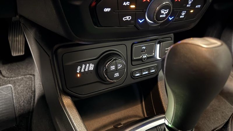Jeep Renegade (2022) T4 4X4, PHEV,5REZERVOVÁNO - fotka 27 z 34