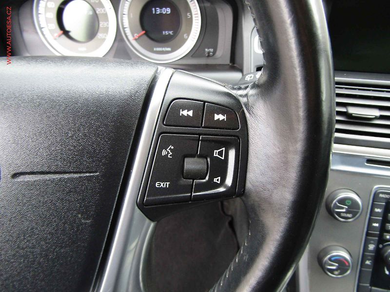 Volvo XC60 (2011) 2.0 D3, 1.maj, Panorama - fotka 15 z 24