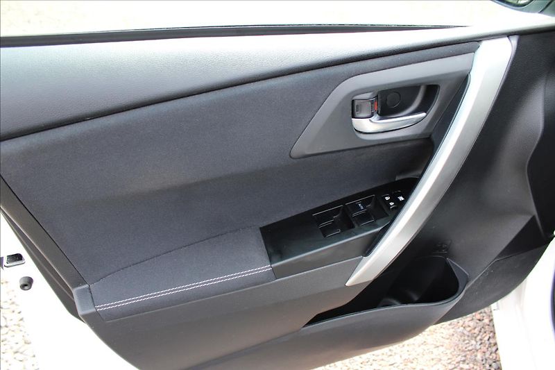 Toyota Auris 1,8 HYBRID KAMERA, SERVISKA - fotka 25 z 34