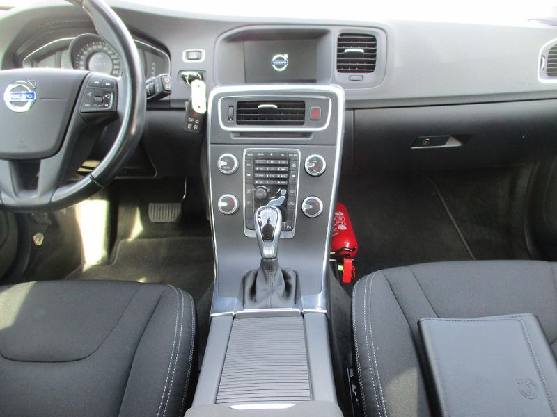 Volvo V60 (2015) combi D4 1,6 TD - fotka 7 z 11