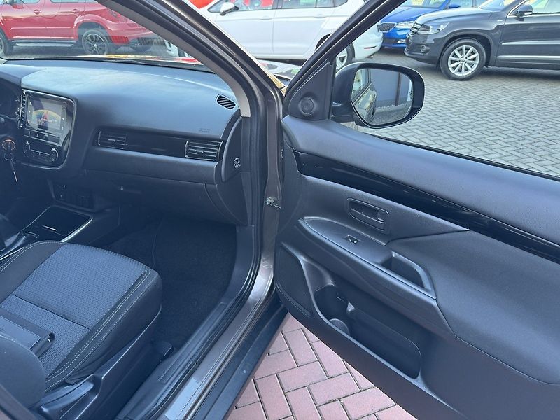 Mitsubishi Outlander (2019) 2.0i Mivec Digi Klima Kamera - fotka 15 z 48