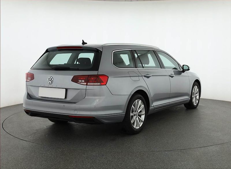 Volkswagen Passat (2020) Business 2.0 TDI, Automat - fotka 5 z 17