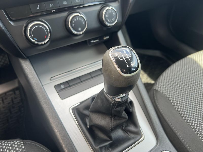 Škoda Octavia (2014) 1,6TDi CR 77kW AMBITION - fotka 16 z 33