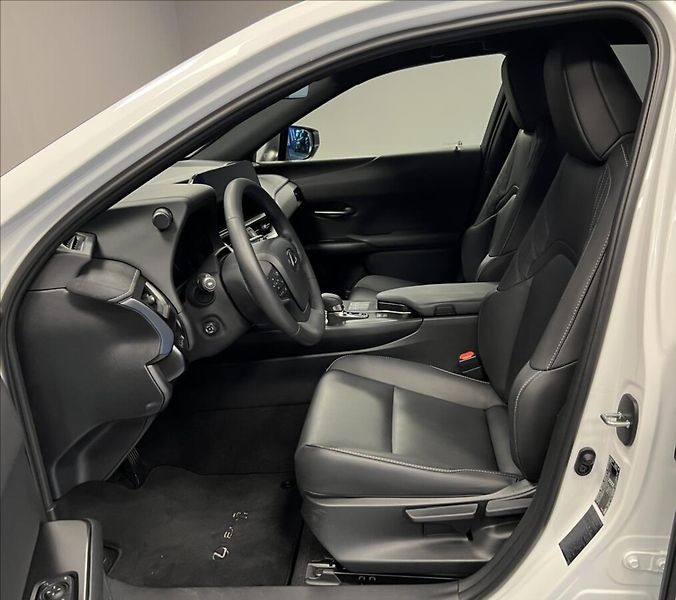 Lexus UX 300h 300H 2,0 HEV F SPORT DESIGN - fotka 6 z 19