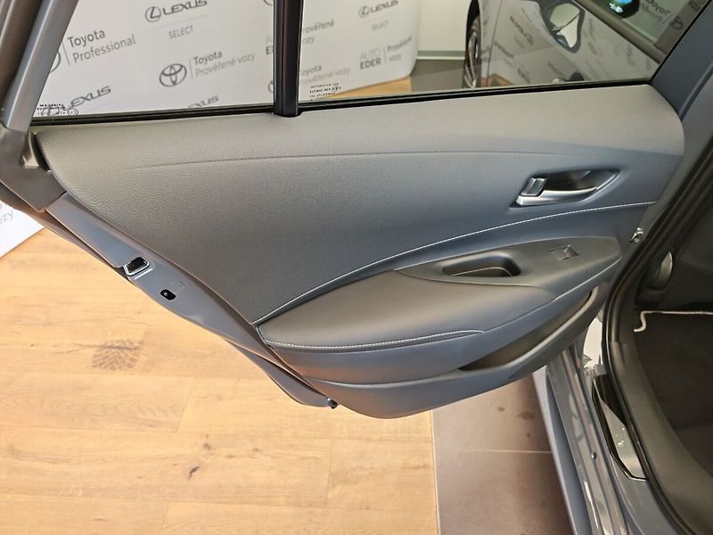 Toyota Corolla 2.0 Hybrid e-CVT Style - fotka 23 z 42
