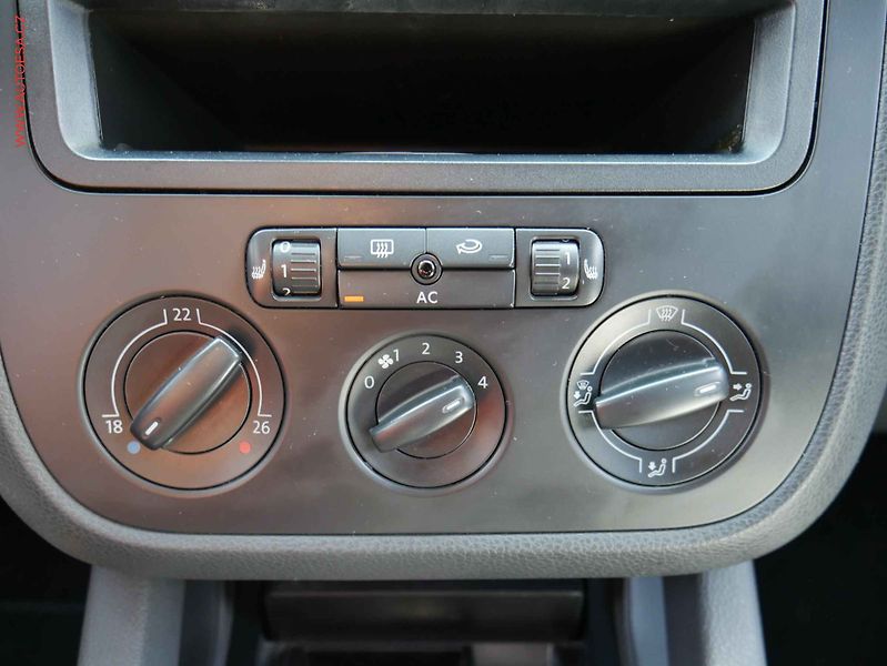 Volkswagen Golf (2009) 1.9 TDi, ČR, AC, výhřev sed - fotka 14 z 15
