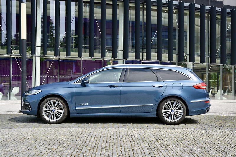 Ford Mondeo (2020) 2.0 187ps Hybrid ecvT VIGNALE  - fotka 2 z 40