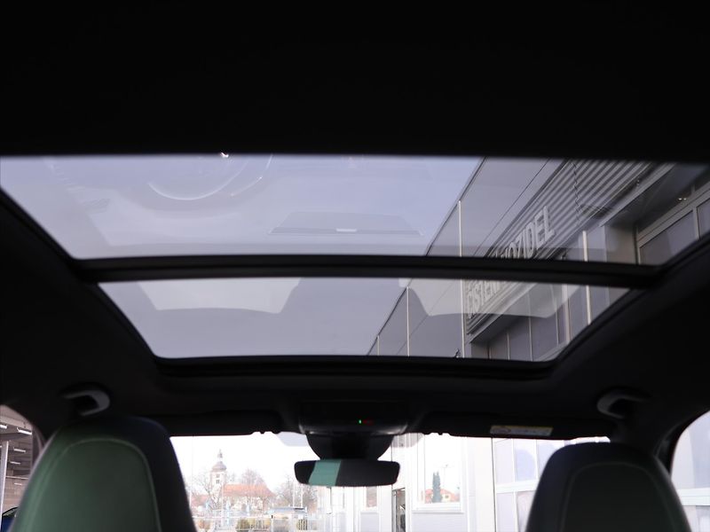 Škoda Superb 2,0 TDI 110kW SportLine Combi - fotka 30 z 38