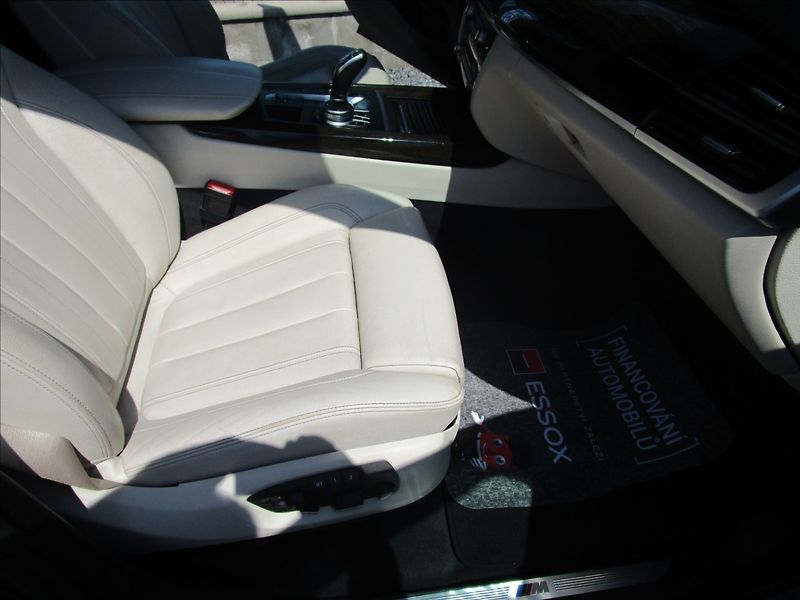 BMW X5 xDrive 30d M-Paket  ČR - fotka 31 z 70