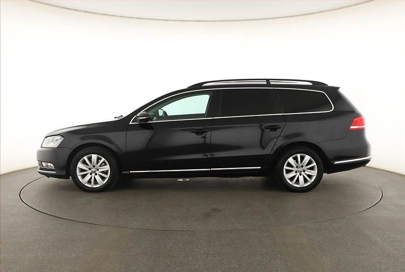 Volkswagen Passat (2012) 1.6 TDI, Xenony, Park. senzory - fotka 3 z 18
