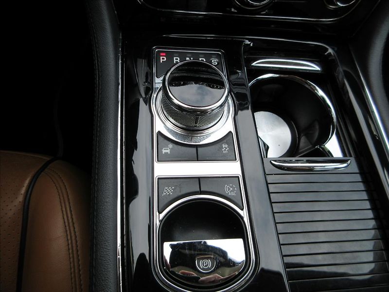 Jaguar XJ 3,0 V6, 4x4, Panorama, Nové ČR - fotka 23 z 37