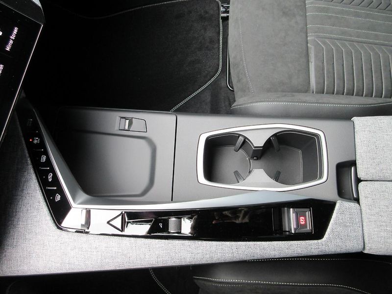 Peugeot 5008 GT Elektromotor 157 kW / 210 k - fotka 22 z 27